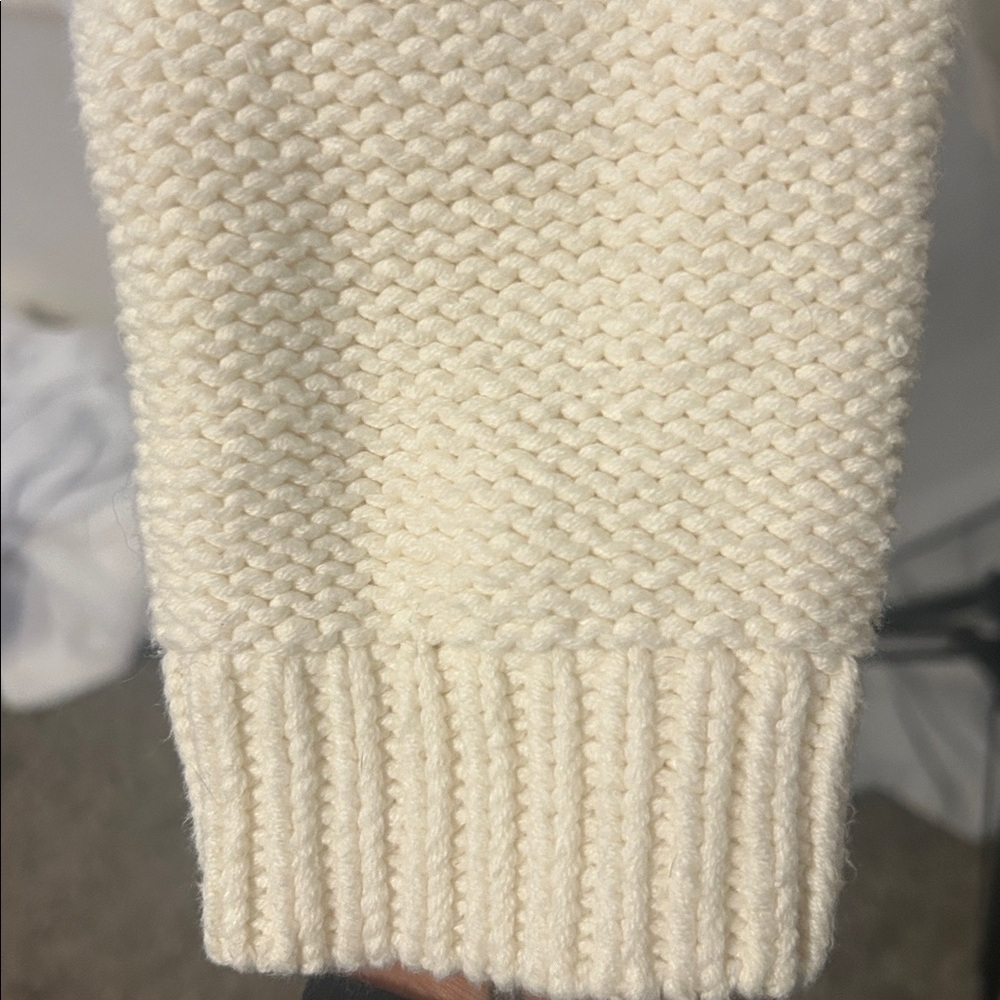 Kendall & Kylie Cream V-Neck Sweater size Large - Picture 4 of 5